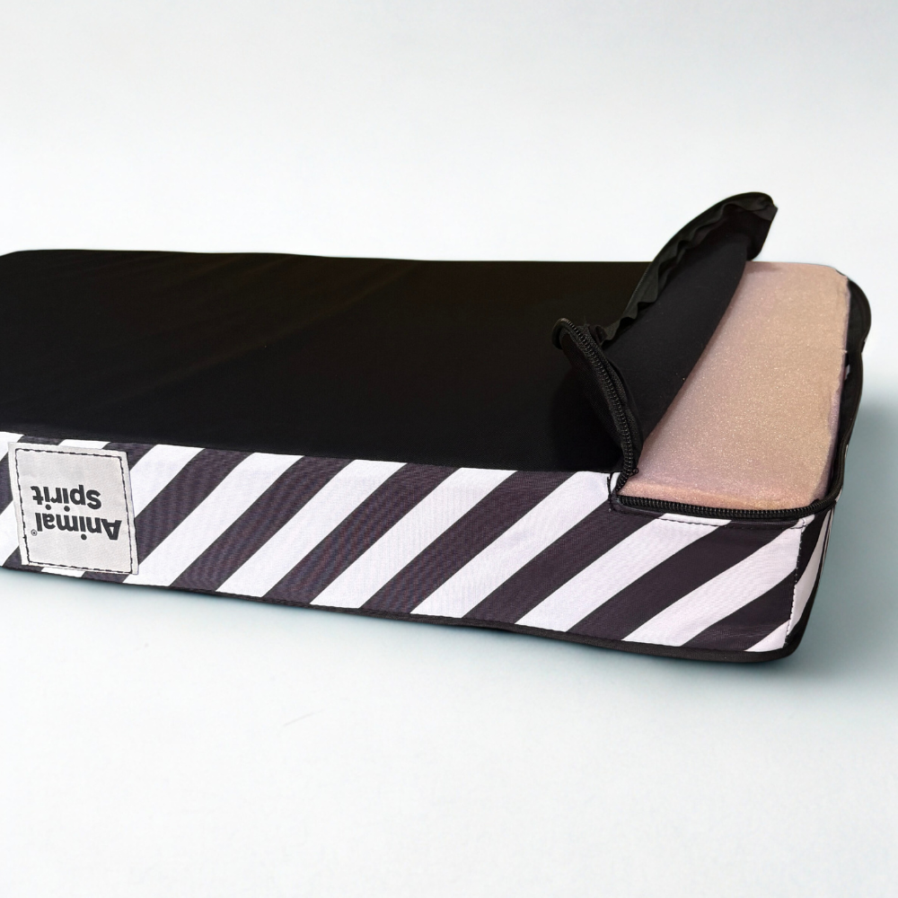 Hello Kitty X Animal Spirit Colchoneta Black & White (70 x 45 x 8 cm.)