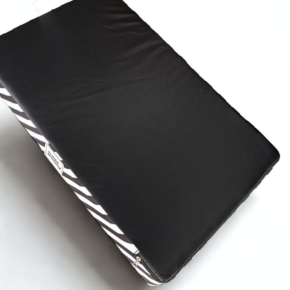 Hello Kitty X Animal Spirit Colchoneta Black & White (70 x 45 x 8 cm.)