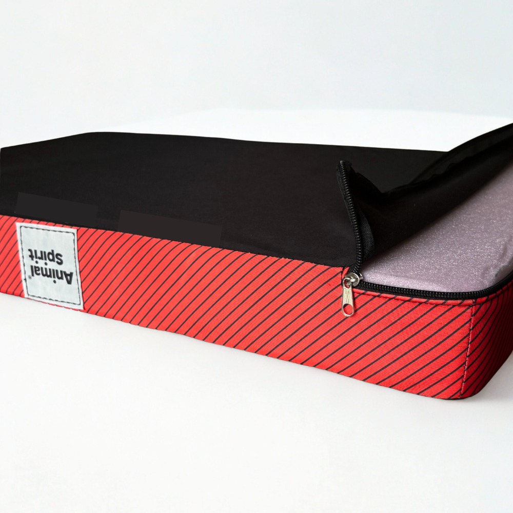 Hello Kitty X Animal Spirit Colchoneta roja (70 x 45 x 8 cm.)